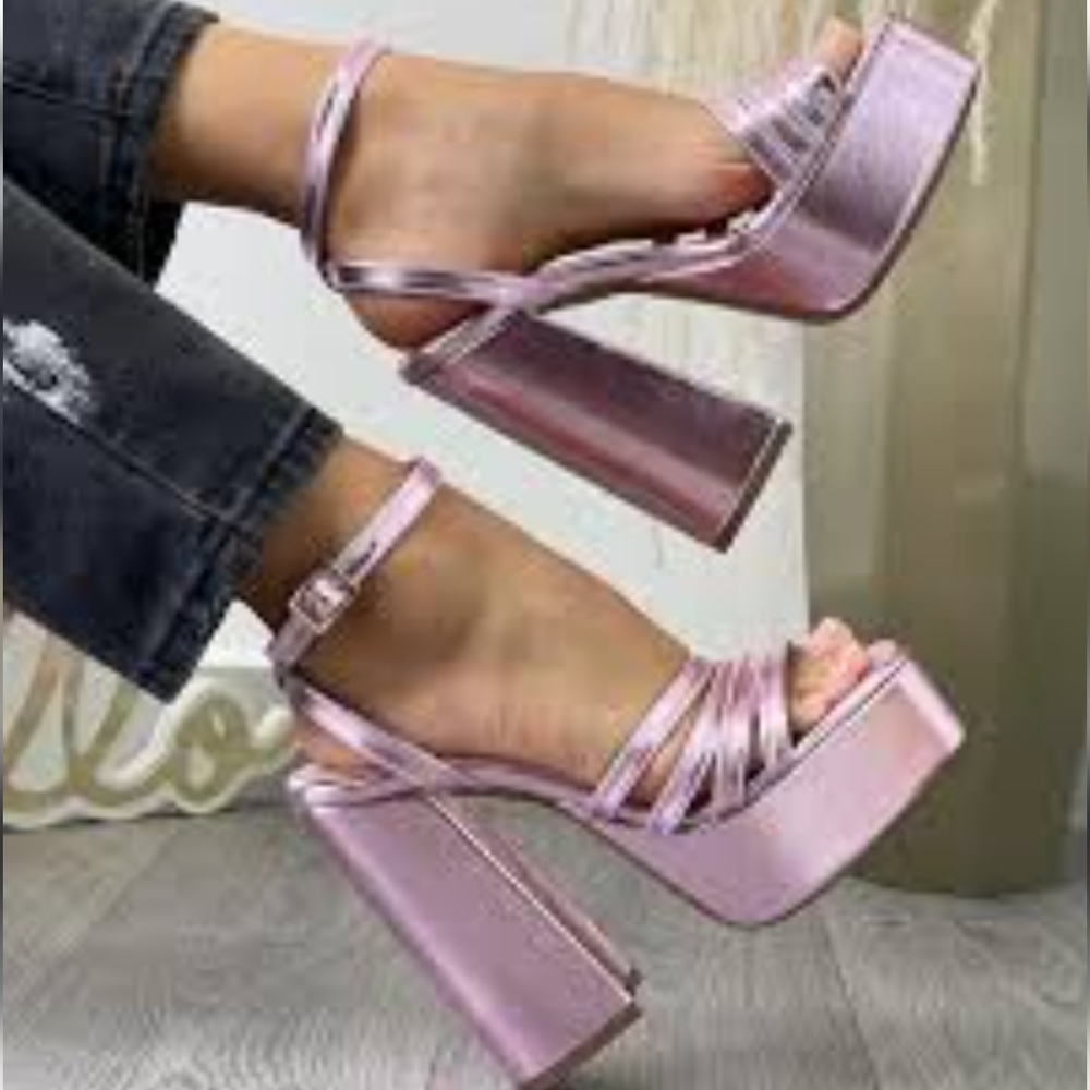 BRAND NEW STEVE MADDEN METALLIC PLATFORM HEELS  SANDAL